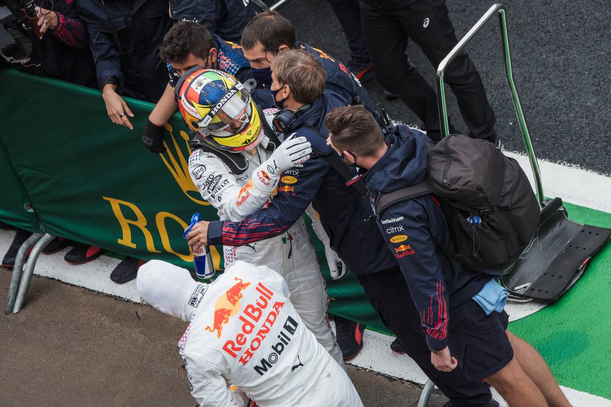 Sergio Perez (MEX) Red Bull Racing and Max Verstappen (NLD) Red Bull Racing celebrate second and third place with the team in parc ferme. 10.10.2021. Formula 1 World Championship, Rd 16, Turkish Grand Prix, Istanbul