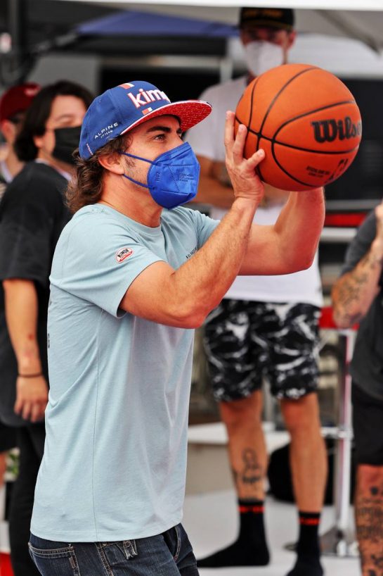 Fernando Alonso (ESP) Alpine F1 Team plays basketball in the paddock.
21.10.2021. Formula 1 World Championship, Rd 17, United States Grand Prix, Austin, Texas, USA, Preparation Day.
- www.xpbimages.com, EMail: requests@xpbimages.com © Copyright: Moy / XPB Images