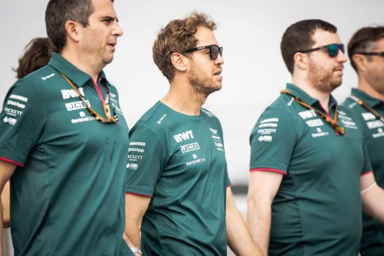 Sebastian Vettel (GER) Aston Martin F1 Team walks the circuit with the team.
21.10.2021. Formula 1 World Championship, Rd 17, United States Grand Prix, Austin, Texas, USA, Preparation Day.
- www.xpbimages.com, EMail: requests@xpbimages.com © Copyright: Bearne / XPB Images