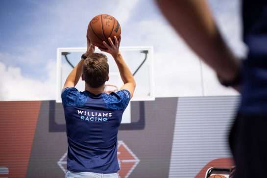 George Russell (GBR) Williams Racing plays basketball in the paddock.
21.10.2021. Formula 1 World Championship, Rd 17, United States Grand Prix, Austin, Texas, USA, Preparation Day.
- www.xpbimages.com, EMail: requests@xpbimages.com © Copyright: Bearne / XPB Images