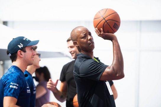(L to R): Nicholas Latifi (CDN) Williams Racing plays basketball in the paddock with Sean Elliott (USA) Former Basketball Player.
21.10.2021. Formula 1 World Championship, Rd 17, United States Grand Prix, Austin, Texas, USA, Preparation Day.
- www.xpbimages.com, EMail: requests@xpbimages.com © Copyright: Price / XPB Images