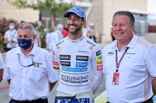 Daniel Ricciardo (AUS) McLaren (Centre) and Zak Brown (USA) McLaren Executive Director (Right). 
23.10.2021. Formula 1 World Championship, Rd 17, United States Grand Prix, Austin, Texas, USA, Qualifying Day.
- www.xpbimages.com, EMail: requests@xpbimages.com &copy; Copyright: Batchelor / XPB Images