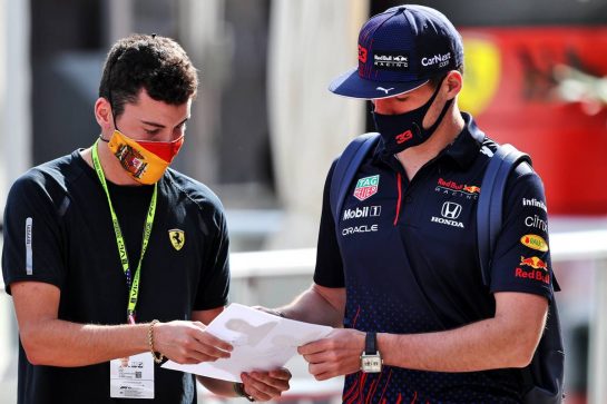 Max Verstappen (NLD) Red Bull Racing signs autographs for the fans.
23.10.2021. Formula 1 World Championship, Rd 17, United States Grand Prix, Austin, Texas, USA, Qualifying Day.
- www.xpbimages.com, EMail: requests@xpbimages.com &copy; Copyright: Moy / XPB Images