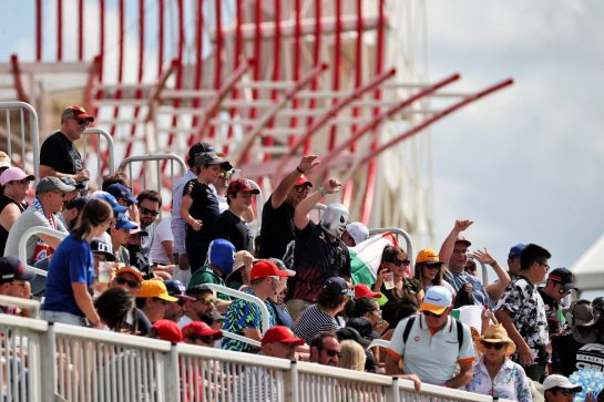 Circuit atmosphere - fans in the grandstand.
23.10.2021. Formula 1 World Championship, Rd 17, United States Grand Prix, Austin, Texas, USA, Qualifying Day.
- www.xpbimages.com, EMail: requests@xpbimages.com &copy; Copyright: Batchelor / XPB Images