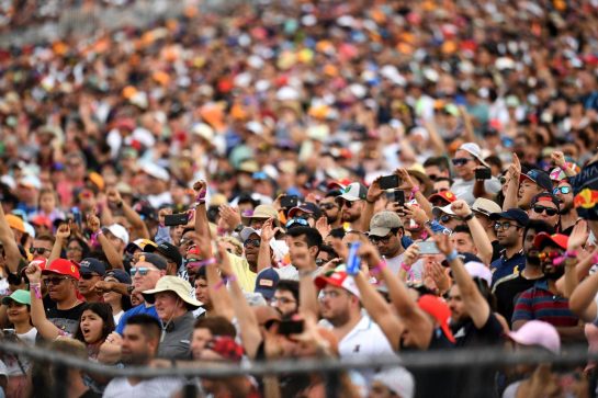 Circuit atmosphere - fans in the grandstand.
23.10.2021. Formula 1 World Championship, Rd 17, United States Grand Prix, Austin, Texas, USA, Qualifying Day.
- www.xpbimages.com, EMail: requests@xpbimages.com &copy; Copyright: Price / XPB Images