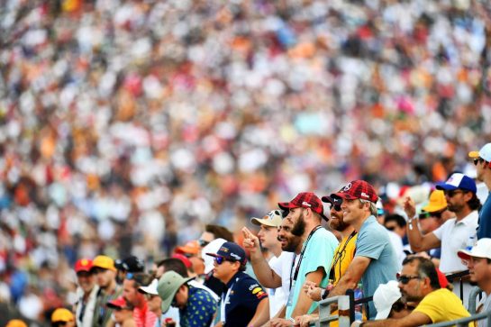 Circuit atmosphere - fans in the grandstand.
23.10.2021. Formula 1 World Championship, Rd 17, United States Grand Prix, Austin, Texas, USA, Qualifying Day.
- www.xpbimages.com, EMail: requests@xpbimages.com &copy; Copyright: Price / XPB Images