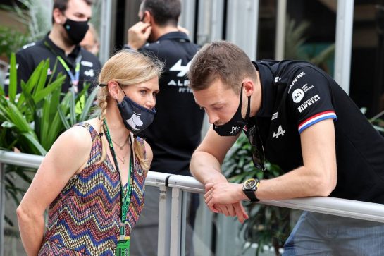 (L to R): Tiffany Cromwell (AUS) Professional Cyclist with Daniil Kvyat (RUS) Alpine F1 Team Reserve Driver.
24.10.2021. Formula 1 World Championship, Rd 17, United States Grand Prix, Austin, Texas, USA, Race Day.
- www.xpbimages.com, EMail: requests@xpbimages.com &copy; Copyright: Moy / XPB Images