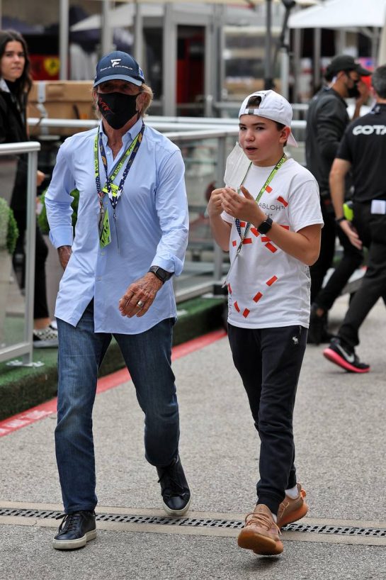 Emerson Fittipaldi (BRA) with Emerson Fittipaldi Jr (BRA). 
24.10.2021. Formula 1 World Championship, Rd 17, United States Grand Prix, Austin, Texas, USA, Race Day.
- www.xpbimages.com, EMail: requests@xpbimages.com &copy; Copyright: Moy / XPB Images