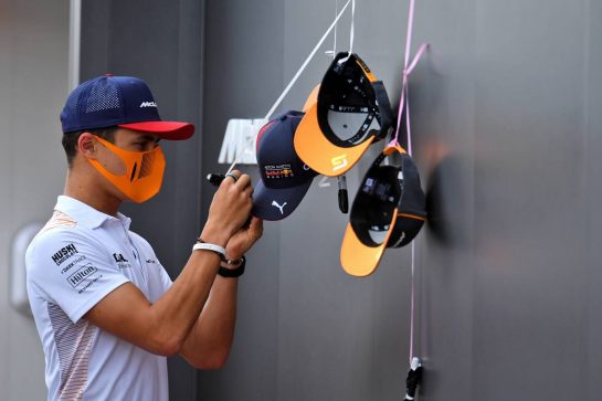 Lando Norris (GBR) McLaren signs autographs for the fans.
24.10.2021. Formula 1 World Championship, Rd 17, United States Grand Prix, Austin, Texas, USA, Race Day.
- www.xpbimages.com, EMail: requests@xpbimages.com &copy; Copyright: Price / XPB Images