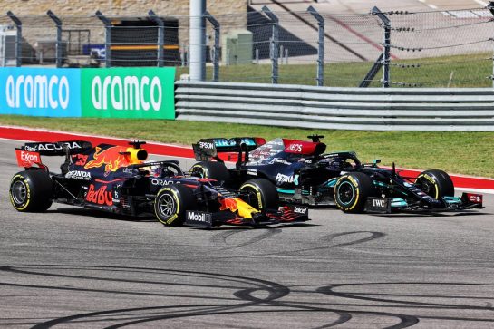 (L to R): Max Verstappen (NLD) Red Bull Racing RB16B and Lewis Hamilton (GBR) Mercedes AMG F1 W12 battle for the lead at the start of the race.
24.10.2021. Formula 1 World Championship, Rd 17, United States Grand Prix, Austin, Texas, USA, Race Day.
- www.xpbimages.com, EMail: requests@xpbimages.com &copy; Copyright: Batchelor / XPB Images