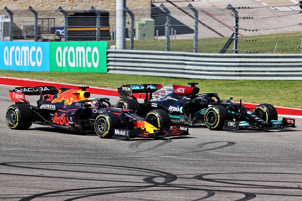 Max Verstappen (NLD) Red Bull Racing RB16B and Lewis Hamilton (GBR) Mercedes AMG F1 W12 battle for the lead at the start of the race. 24.10.2021. Formula 1 World Championship, Rd 17, United States Grand Prix, Austin
