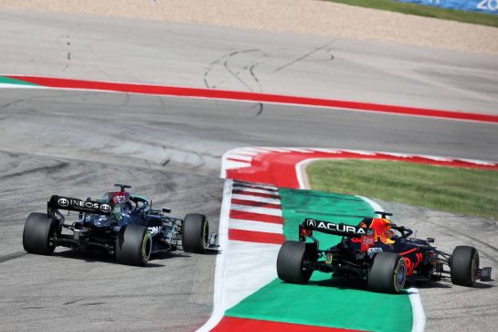 (L to R): Lewis Hamilton (GBR) Mercedes AMG F1 W12 and Max Verstappen (NLD) Red Bull Racing RB16B battle for the lead at the start of the race.
24.10.2021. Formula 1 World Championship, Rd 17, United States Grand Prix, Austin, Texas, USA, Race Day.
- www.xpbimages.com, EMail: requests@xpbimages.com &copy; Copyright: Batchelor / XPB Images