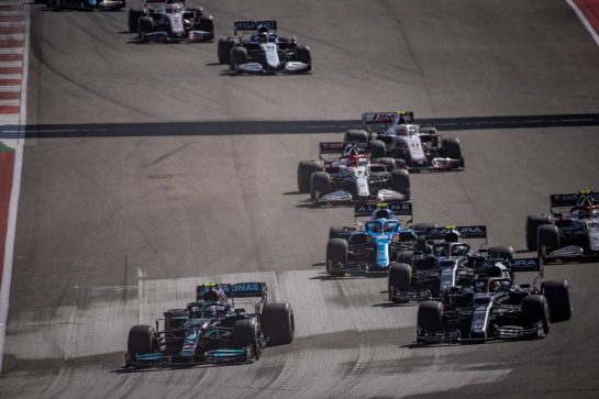 (L to R): Valtteri Bottas (FIN) Mercedes AMG F1 W12 and Yuki Tsunoda (JPN) AlphaTauri AT02 at the start of the race.
24.10.2021. Formula 1 World Championship, Rd 17, United States Grand Prix, Austin, Texas, USA, Race Day.
- www.xpbimages.com, EMail: requests@xpbimages.com &copy; Copyright: Bearne / XPB Images