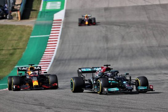 Lewis Hamilton (GBR) Mercedes AMG F1 W12 leads Max Verstappen (NLD) Red Bull Racing RB16B.
24.10.2021. Formula 1 World Championship, Rd 17, United States Grand Prix, Austin, Texas, USA, Race Day.
- www.xpbimages.com, EMail: requests@xpbimages.com &copy; Copyright: Batchelor / XPB Images