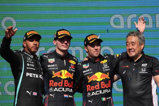 1st place Max Verstappen (NLD) Red Bull Racing RB16B, 2nd place Lewis Hamilton (GBR) Mercedes AMG F1 W12, 3rd place Sergio Perez (MEX) Red Bull Racing RB16B and Masashi Yamamoto (JPN) Honda Racing F1 Managing Director
24.10.2021. Formula 1 World Championship, Rd 17, United States Grand Prix, Austin, Texas, USA, Race Day.
- www.xpbimages.com, EMail: requests@xpbimages.com &copy; Copyright: Batchelor / XPB Images