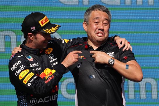 3rd place Sergio Perez (MEX) Red Bull Racing RB16B and Masashi Yamamoto (JPN) Honda Racing F1 Managing Director
24.10.2021. Formula 1 World Championship, Rd 17, United States Grand Prix, Austin, Texas, USA, Race Day.
- www.xpbimages.com, EMail: requests@xpbimages.com &copy; Copyright: Batchelor / XPB Images