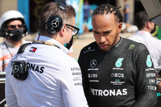 Peter Bonnington (GBR) Mercedes AMG F1 Race Engineer with Lewis Hamilton (GBR) Mercedes AMG F1 W12.
24.10.2021. Formula 1 World Championship, Rd 17, United States Grand Prix, Austin, Texas, USA, Race Day.
- www.xpbimages.com, EMail: requests@xpbimages.com &copy; Copyright: Batchelor / XPB Images