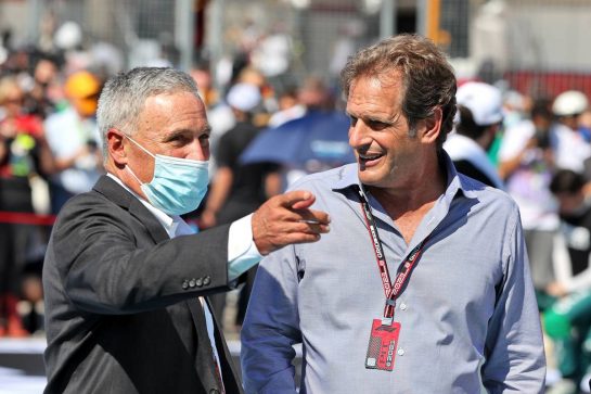 (L to R): Chase Carey (USA) with Tavo Hellmund (USA) Former COTA Promotor on the grid.
24.10.2021. Formula 1 World Championship, Rd 17, United States Grand Prix, Austin, Texas, USA, Race Day.
- www.xpbimages.com, EMail: requests@xpbimages.com &copy; Copyright: Moy / XPB Images