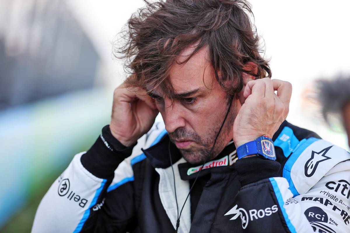 Alonso blasts FIA’s ‘random rules’ after Raikkonen call