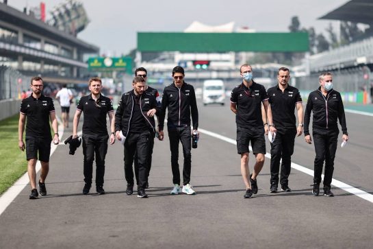 Esteban Ocon (FRA) Alpine F1 Team walks the circuit with the team.
04.11.2021. Formula 1 World Championship, Rd 18, Mexican Grand Prix, Mexico City, Mexico, Preparation Day.
- www.xpbimages.com, EMail: requests@xpbimages.com © Copyright: Charniaux / XPB Images