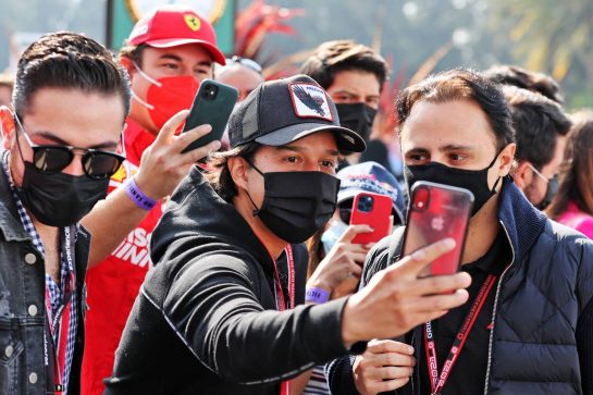 Felipe Massa (BRA) with fans.
05.11.2021. Formula 1 World Championship, Rd 18, Mexican Grand Prix, Mexico City, Mexico, Practice Day.
- www.xpbimages.com, EMail: requests@xpbimages.com &copy; Copyright: Batchelor / XPB Images