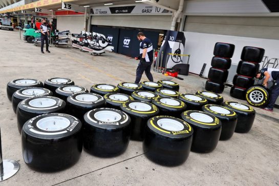 Alfa Romeo Racing mechanics with Pirelli tyres.
11.11.2021. Formula 1 World Championship, Rd 19, Brazilian Grand Prix, Sao Paulo, Brazil, Preparation Day.
- www.xpbimages.com, EMail: requests@xpbimages.com &copy; Copyright: Batchelor / XPB Images