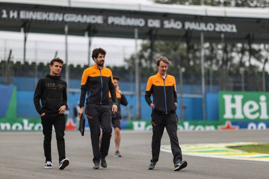 Lando Norris (GBR) McLaren walks the circuit with the team.
11.11.2021. Formula 1 World Championship, Rd 19, Brazilian Grand Prix, Sao Paulo, Brazil, Preparation Day.
- www.xpbimages.com, EMail: requests@xpbimages.com &copy; Copyright: Charniaux / XPB Images