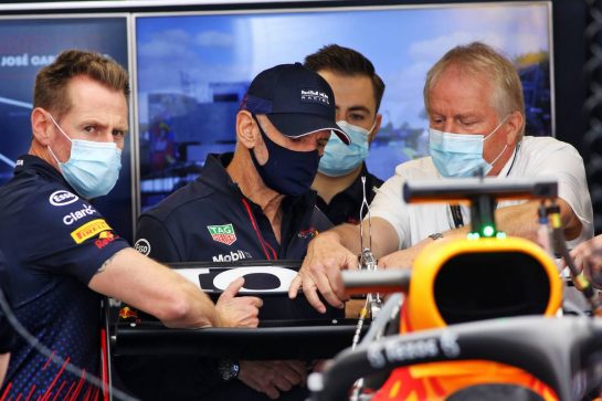 Adrian Newey (GBR) Red Bull Racing Chief Technical Officer checks the Red Bull Racing RB16B rear wing DRS with Jo Bauer (GER) FIA Delegate.
13.11.2021. Formula 1 World Championship, Rd 19, Brazilian Grand Prix, Sao Paulo, Brazil, Sprint Race Day.
- www.xpbimages.com, EMail: requests@xpbimages.com © Copyright: XPB Images