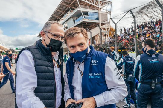 (L to R): Stefano Domenicali (ITA) Formula One President and CEO with Jost Capito (GER) Williams Racing Chief Executive Officer on the grid.
13.11.2021. Formula 1 World Championship, Rd 19, Brazilian Grand Prix, Sao Paulo, Brazil, Sprint Race Day.
- www.xpbimages.com, EMail: requests@xpbimages.com © Copyright: Batchelor / XPB Images
