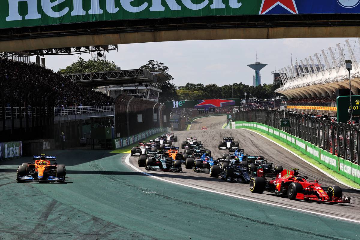 Lando Norris (GBR) McLaren MCL35M runs wide with a puncture after contact with Carlos Sainz Jr (ESP) Ferrari SF-21 (Right) at the start of the race. 14.11.2021. Formula 1 World Championship, Rd 19, Brazilian Grand Prix, Sao Paulo