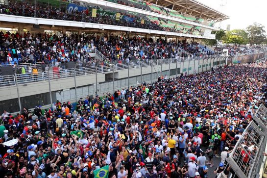 Fans during the podium.
14.11.2021. Formula 1 World Championship, Rd 19, Brazilian Grand Prix, Sao Paulo, Brazil, Race Day.
- www.xpbimages.com, EMail: requests@xpbimages.com &copy; Copyright: Batchelor / XPB Images
