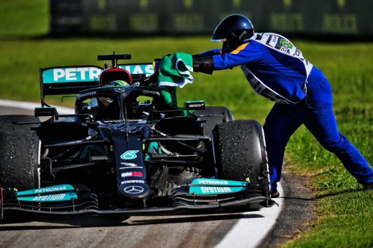 Race winner Lewis Hamilton (GBR) Mercedes AMG F1 W12 stops at the end of the race to collect a Brazilian flag.
14.11.2021. Formula 1 World Championship, Rd 19, Brazilian Grand Prix, Sao Paulo, Brazil, Race Day.
- www.xpbimages.com, EMail: requests@xpbimages.com &copy; Copyright: Carezzevoli / XPB Images