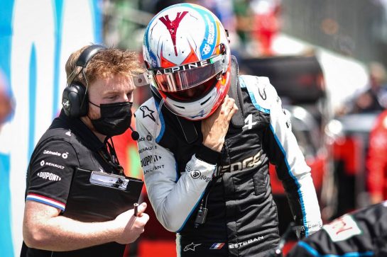 Esteban Ocon (FRA) Alpine F1 Team with Josh Peckett (GBR) Alpine F1 Team Race Engineer on the grid.
14.11.2021. Formula 1 World Championship, Rd 19, Brazilian Grand Prix, Sao Paulo, Brazil, Race Day.
- www.xpbimages.com, EMail: requests@xpbimages.com &copy; Copyright: Charniaux / XPB Images