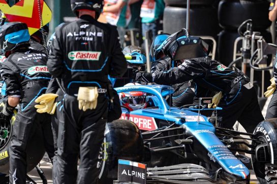 Esteban Ocon (FRA) Alpine F1 Team A521 makes a pit stop.
14.11.2021. Formula 1 World Championship, Rd 19, Brazilian Grand Prix, Sao Paulo, Brazil, Race Day.
- www.xpbimages.com, EMail: requests@xpbimages.com &copy; Copyright: Charniaux / XPB Images