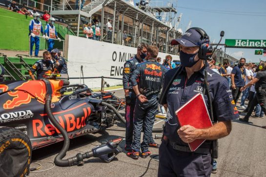 Adrian Newey (GBR) Red Bull Racing Chief Technical Officer on the grid. 
14.11.2021. Formula 1 World Championship, Rd 19, Brazilian Grand Prix, Sao Paulo, Brazil, Race Day.
- www.xpbimages.com, EMail: requests@xpbimages.com &copy; Copyright: Batchelor / XPB Images