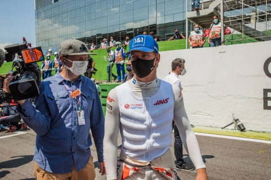 Mick Schumacher (GER) Haas F1 Team on the grid.
14.11.2021. Formula 1 World Championship, Rd 19, Brazilian Grand Prix, Sao Paulo, Brazil, Race Day.
- www.xpbimages.com, EMail: requests@xpbimages.com &copy; Copyright: Batchelor / XPB Images