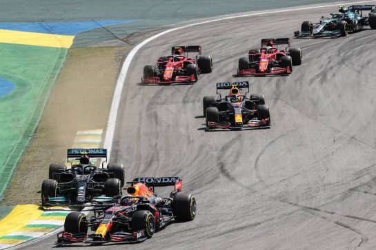 Max Verstappen (NLD) Red Bull Racing RB16B leads Valtteri Bottas (FIN) Mercedes AMG F1 W12 at the start of the race.
14.11.2021. Formula 1 World Championship, Rd 19, Brazilian Grand Prix, Sao Paulo, Brazil, Race Day.
- www.xpbimages.com, EMail: requests@xpbimages.com &copy; Copyright: Charniaux / XPB Images