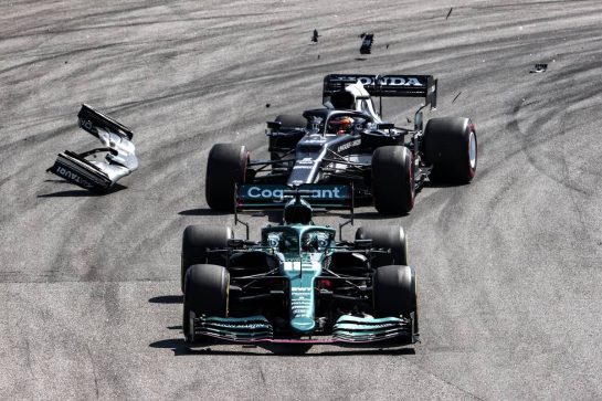 Lance Stroll (CDN) Aston Martin F1 Team AMR21 with Yuki Tsunoda (JPN) AlphaTauri AT02 who breaks his front wing.
14.11.2021. Formula 1 World Championship, Rd 19, Brazilian Grand Prix, Sao Paulo, Brazil, Race Day.
- www.xpbimages.com, EMail: requests@xpbimages.com &copy; Copyright: Charniaux / XPB Images