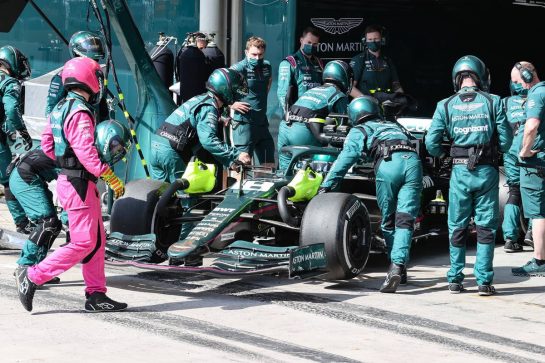 Lance Stroll (CDN) Aston Martin F1 Team AMR21 at the start of the race.
14.11.2021. Formula 1 World Championship, Rd 19, Brazilian Grand Prix, Sao Paulo, Brazil, Race Day.
- www.xpbimages.com, EMail: requests@xpbimages.com &copy; Copyright: Charniaux / XPB Images