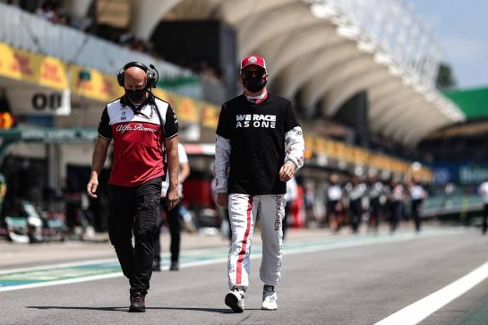 Kimi Raikkonen (FIN) Alfa Romeo Racing with Mark Arnall (GBR) Personal Trainer on the grid.
14.11.2021. Formula 1 World Championship, Rd 19, Brazilian Grand Prix, Sao Paulo, Brazil, Race Day.
- www.xpbimages.com, EMail: requests@xpbimages.com &copy; Copyright: Charniaux / XPB Images