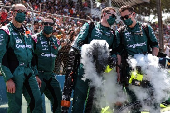 Aston Martin F1 Team mechanics on the grid.
14.11.2021. Formula 1 World Championship, Rd 19, Brazilian Grand Prix, Sao Paulo, Brazil, Race Day.
- www.xpbimages.com, EMail: requests@xpbimages.com &copy; Copyright: Charniaux / XPB Images