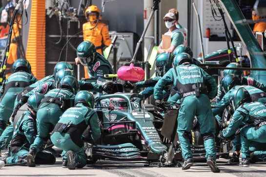 Sebastian Vettel (GER) Aston Martin F1 Team AMR21 makes a pit stop.
14.11.2021. Formula 1 World Championship, Rd 19, Brazilian Grand Prix, Sao Paulo, Brazil, Race Day.
- www.xpbimages.com, EMail: requests@xpbimages.com &copy; Copyright: Charniaux / XPB Images