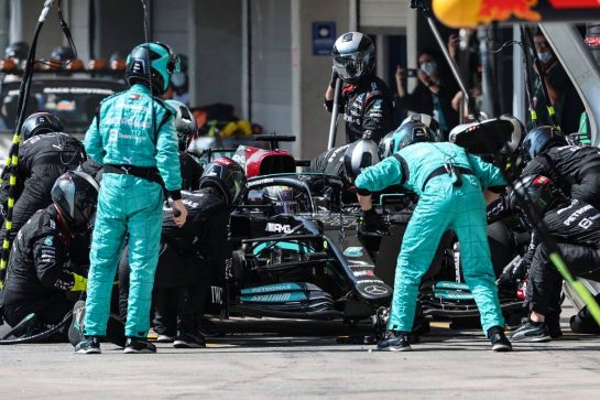 Lewis Hamilton (GBR) Mercedes AMG F1 W12 makes a pit stop.
14.11.2021. Formula 1 World Championship, Rd 19, Brazilian Grand Prix, Sao Paulo, Brazil, Race Day.
- www.xpbimages.com, EMail: requests@xpbimages.com &copy; Copyright: Charniaux / XPB Images