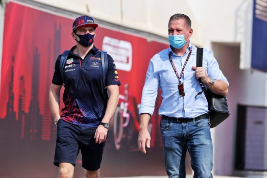Max Verstappen (NLD) Red Bull Racing with his father Jos Verstappen (NLD).
18.11.2021. Formula 1 World Championship, Rd 20, Qatar Grand Prix, Doha, Qatar, Preparation Day.
- www.xpbimages.com, EMail: requests@xpbimages.com © Copyright: Moy / XPB Images
