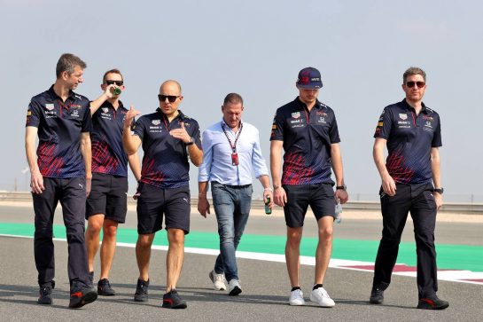 Max Verstappen (NLD) Red Bull Racing walks the circuit with his father Jos Verstappen (NLD) and the team.
18.11.2021. Formula 1 World Championship, Rd 20, Qatar Grand Prix, Doha, Qatar, Preparation Day.
- www.xpbimages.com, EMail: requests@xpbimages.com © Copyright: Moy / XPB Images