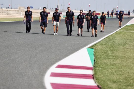 Sergio Perez (MEX) Red Bull Racing walks the circuit with the team.
18.11.2021. Formula 1 World Championship, Rd 20, Qatar Grand Prix, Doha, Qatar, Preparation Day.
- www.xpbimages.com, EMail: requests@xpbimages.com © Copyright: Moy / XPB Images