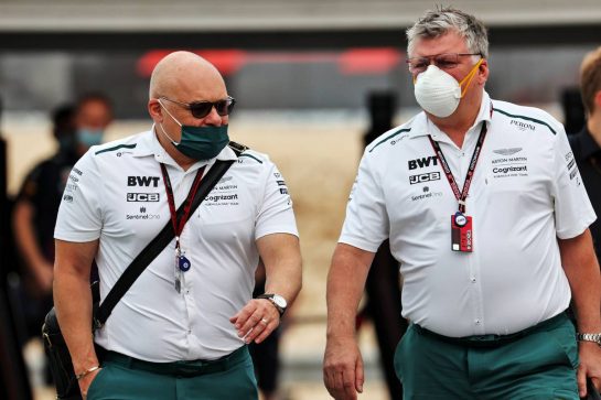 (L to R): Matt Bishop (GBR) Aston Martin F1 Team Chief Communications Officer and Otmar Szafnauer (USA) Aston Martin F1 Team Principal and CEO.
20.11.2021. Formula 1 World Championship, Rd 20, Qatar Grand Prix, Doha, Qatar, Qualifying Day.
- www.xpbimages.com, EMail: requests@xpbimages.com © Copyright: Batchelor / XPB Images