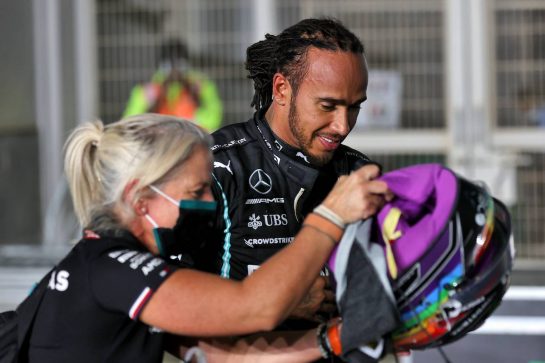 Pole sitter Lewis Hamilton (GBR) Mercedes AMG F1 in qualifying parc ferme with Angela Cullen (NZL) Mercedes AMG F1 Physiotherapist.
20.11.2021. Formula 1 World Championship, Rd 20, Qatar Grand Prix, Doha, Qatar, Qualifying Day.
- www.xpbimages.com, EMail: requests@xpbimages.com © Copyright: Batchelor / XPB Images