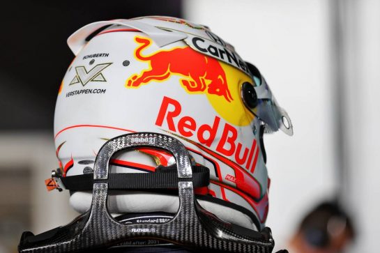 The helmet of Max Verstappen (NLD) Red Bull Racing in qualifying parc ferme.
20.11.2021. Formula 1 World Championship, Rd 20, Qatar Grand Prix, Doha, Qatar, Qualifying Day.
- www.xpbimages.com, EMail: requests@xpbimages.com © Copyright: Batchelor / XPB Images