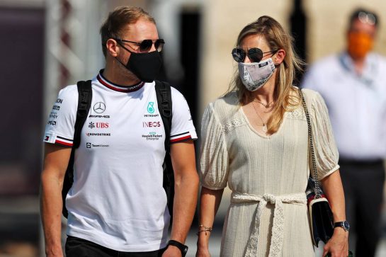 (L to R): Valtteri Bottas (FIN) Mercedes AMG F1 with his girlfriend Tiffany Cromwell (AUS) Professional Cyclist.
21.11.2021. Formula 1 World Championship, Rd 20, Qatar Grand Prix, Doha, Qatar, Race Day.
- www.xpbimages.com, EMail: requests@xpbimages.com © Copyright: Moy / XPB Images